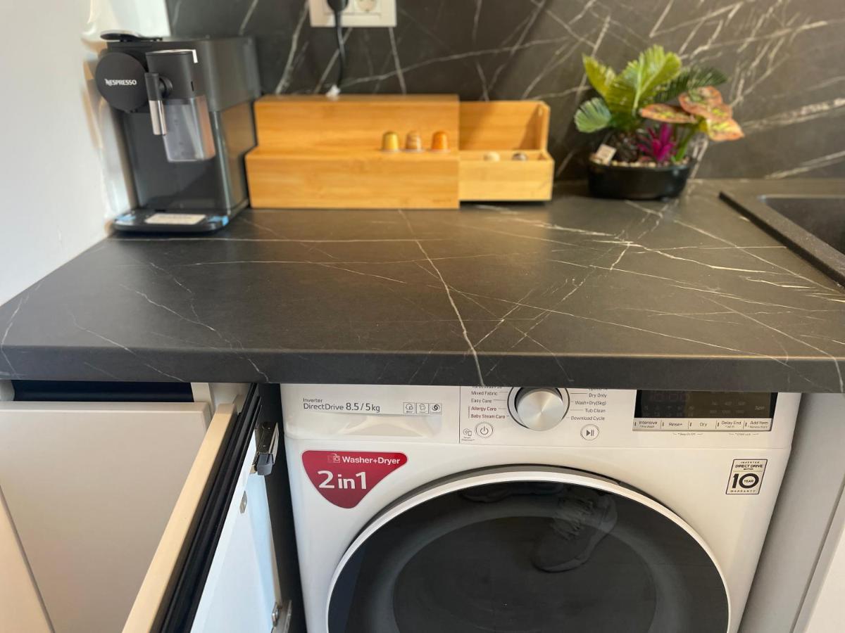 Government Deluxe Studio By Magic Apartments Bukarest Eksteriør billede