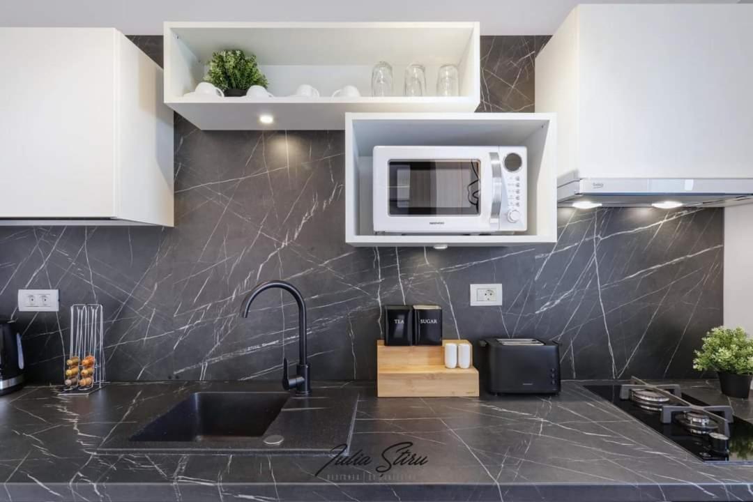 Government Deluxe Studio By Magic Apartments Bukarest Eksteriør billede